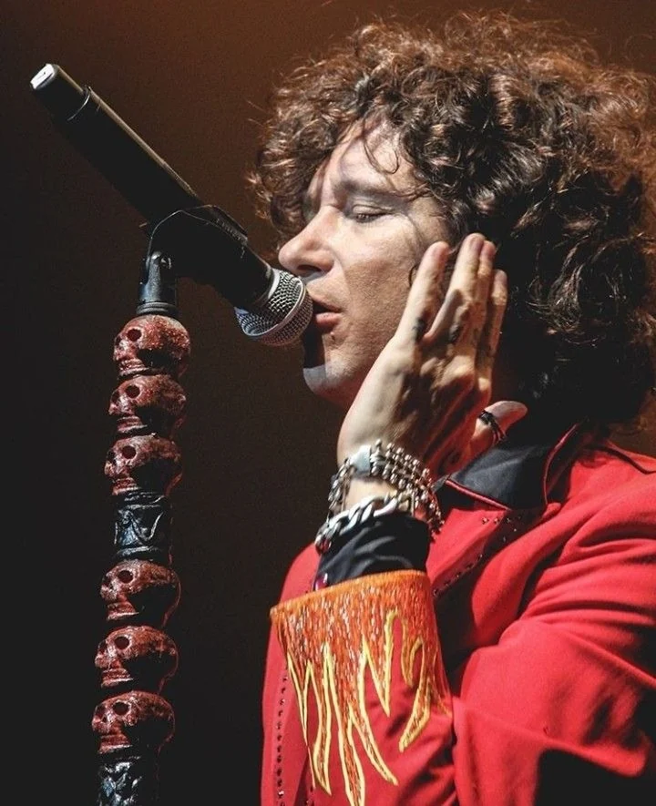 Enrique Bunbury cantando en concierto