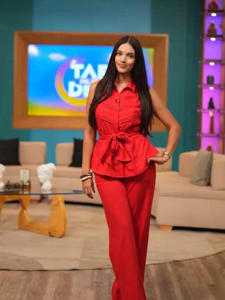 Presentadora de Tardes del Sol en el set
