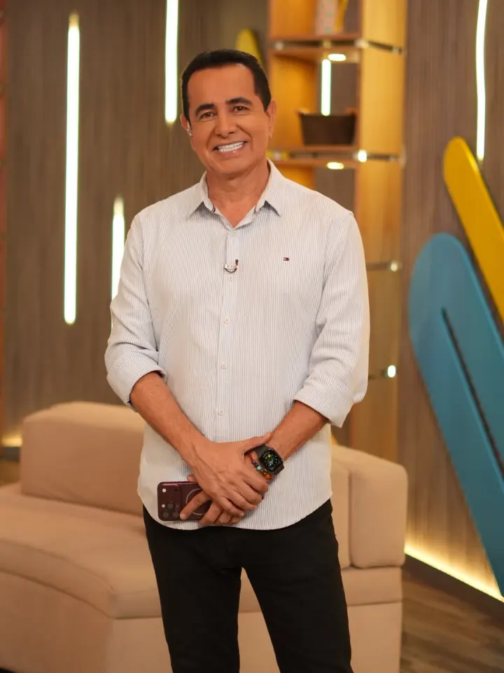Presentador de Tardes del Sol en el set